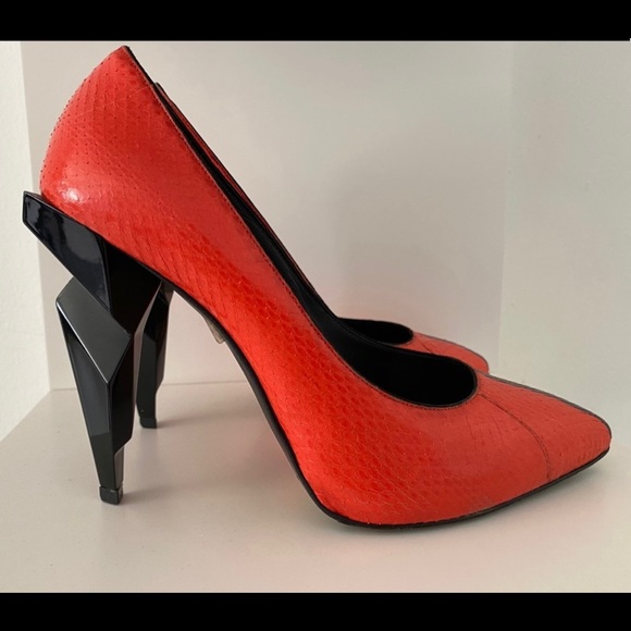Fendi Red Snakeskin Diamond Sculpted Heel Pumps - Picture 1 of 10